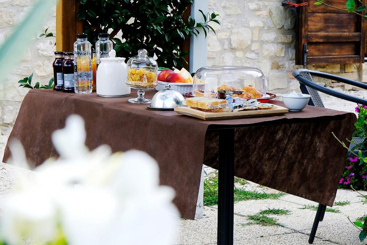 Casale Le Orme Bed and Breakfast Τόντι Εξωτερικό φωτογραφία